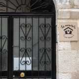 Qui � gi� possibile imbattersi nelle insegne di alcuni bed & breakfast che fanno da biglietto da visita al leggendario monumento utilizzandone il �meraviglioso� appellativo...
